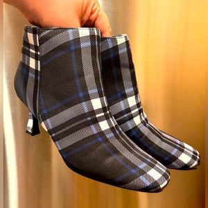 ⬜️🟦⬛️NWOT plaid 1inch booties⬛️🟦⬜️